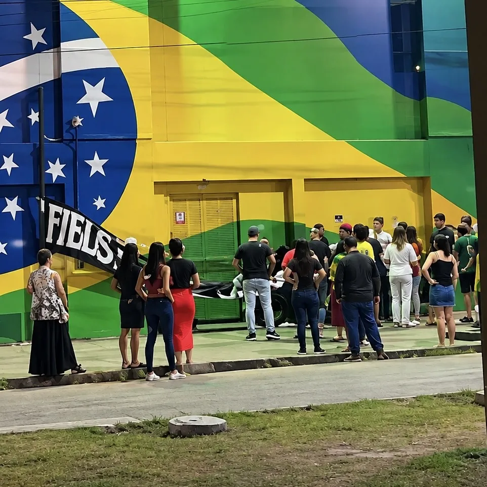 Manifestação pró-Lula termina com cartaz em comitê de deputado federal em Cuiabá