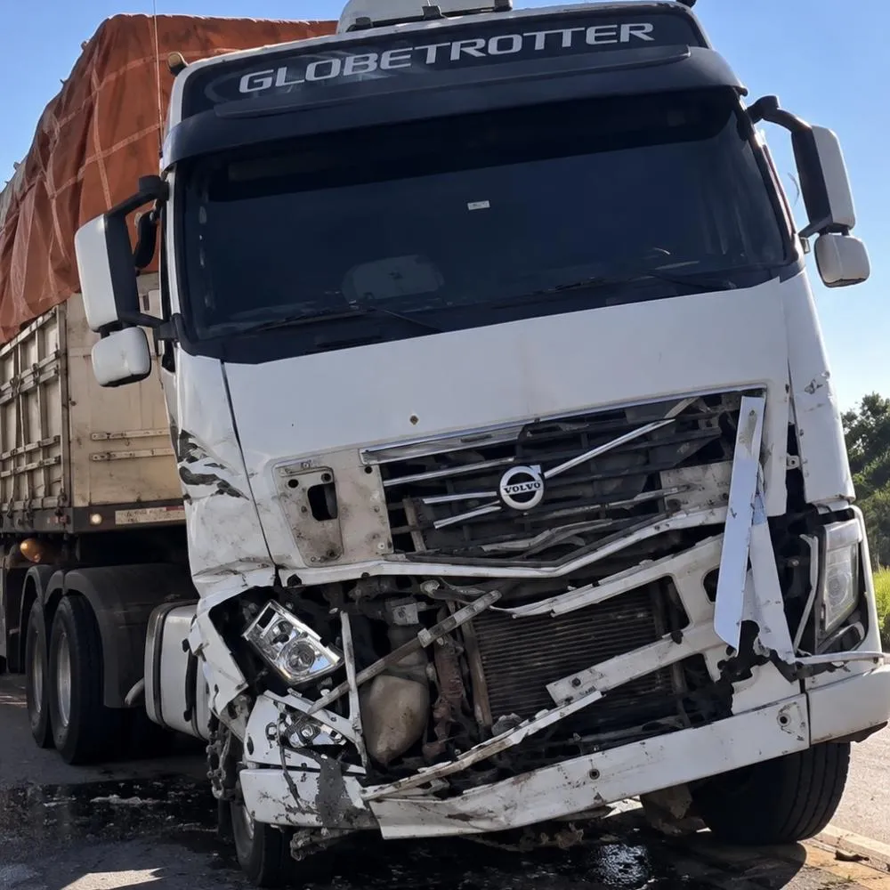 Batida entre duas carretas interdita faixa da BR-163 entre Sorriso e Lucas do Rio Verde