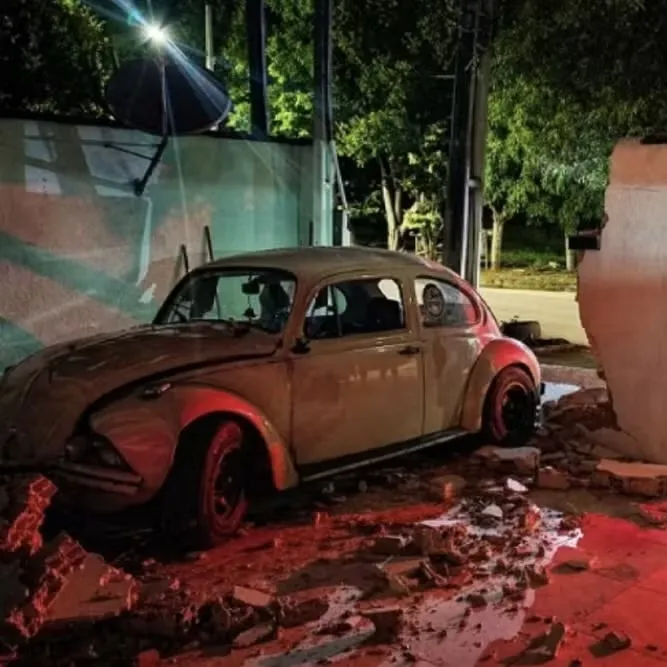 Fusca perde freio, destrói muro de casa e deixa mulher ferida em Alta Floresta