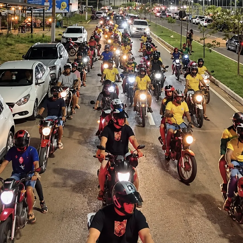 Apoiadores de Flávio Bolsonaro realizam passeata pelas ruas de Primavera do Leste