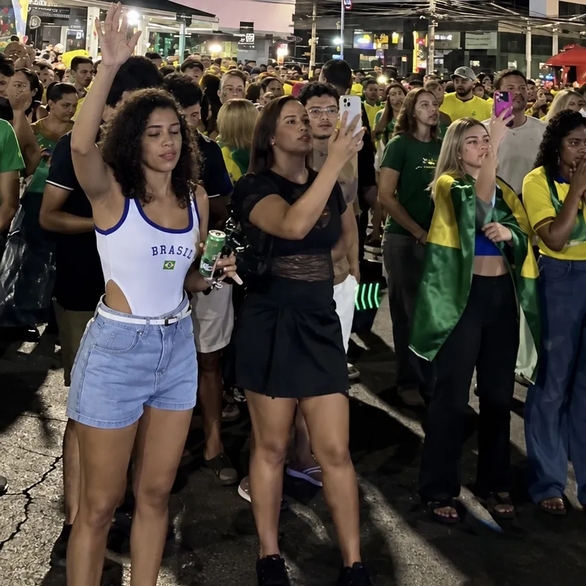 Após derrota de Flávio Bolsonaro, apoiadores oram e cantar louvores em Praça de Cuiabá