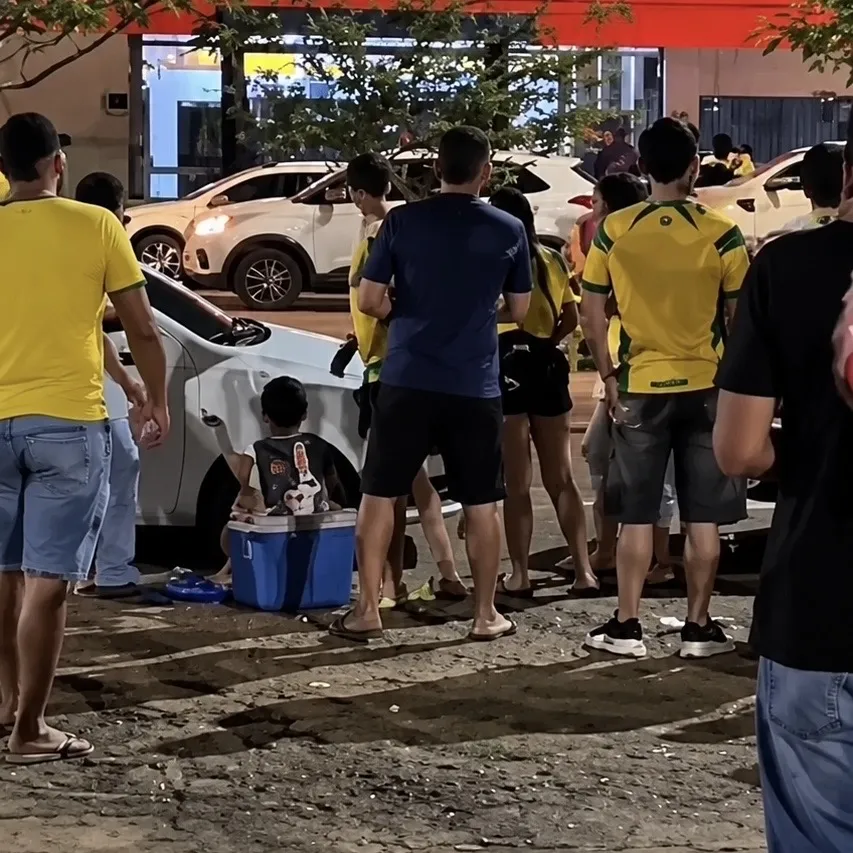 Apoiadores de Lula denunciam ataque com pedra de gelo durante carreata em Rondonópolis