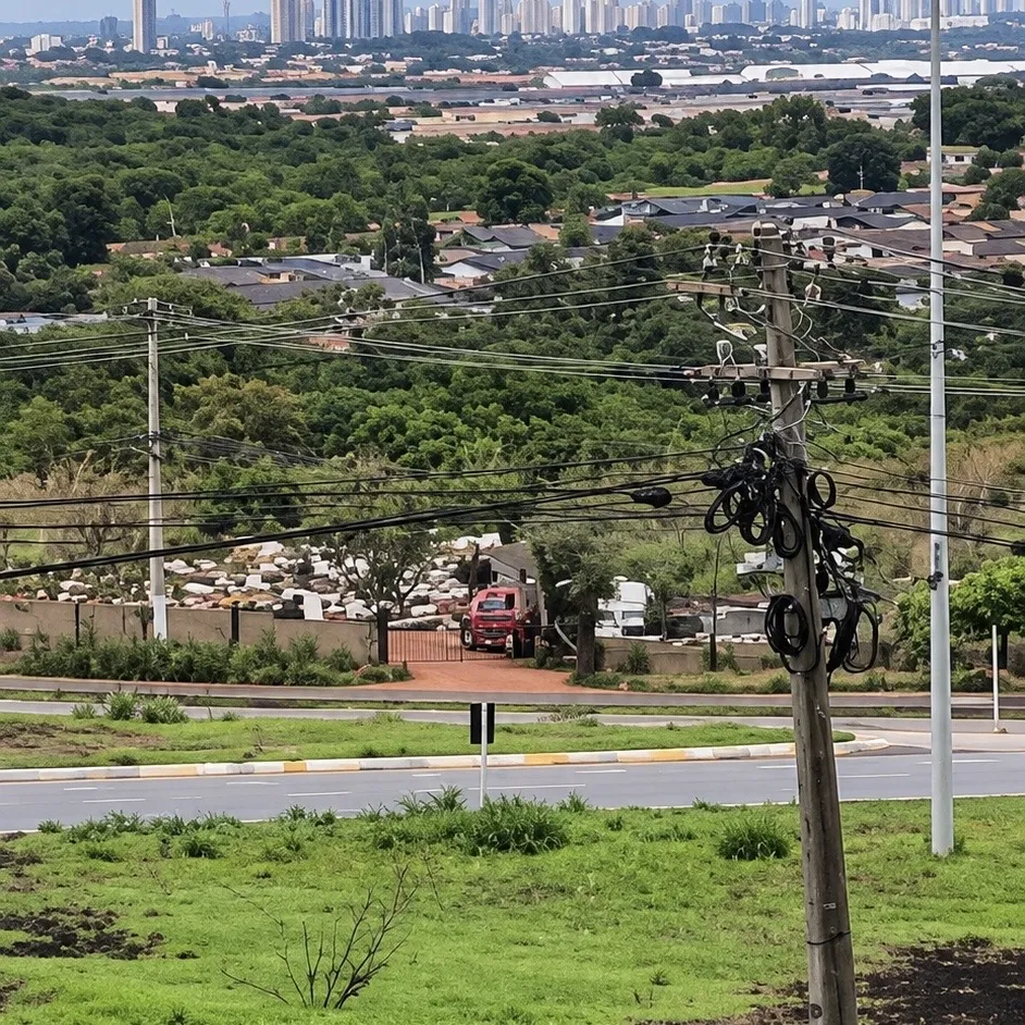Pessoa é flagrada jogando lixo em área verde e revolta moradores em Várzea Grande