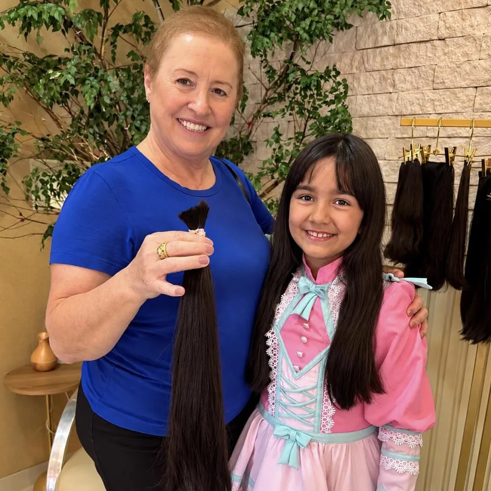 Menina de 8 anos corta cabelo para doar e emociona vice-prefeita de Pva do Leste