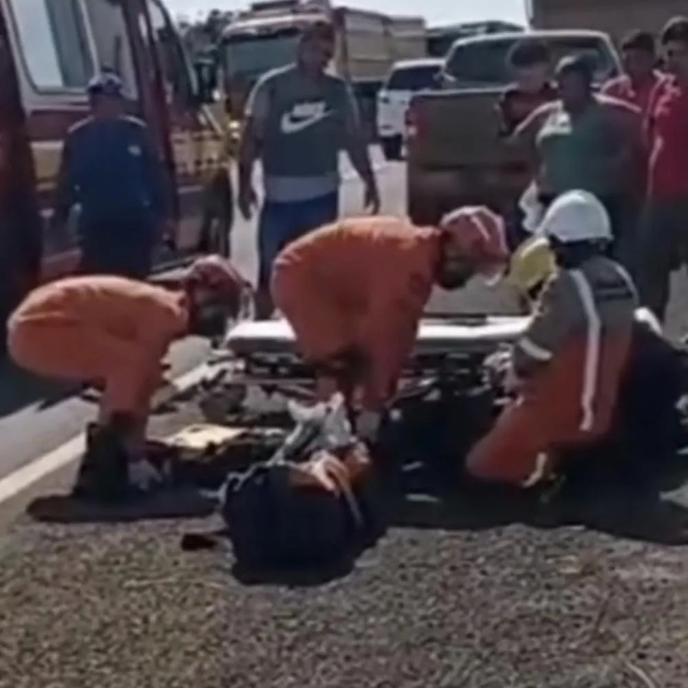 Motociclista é socorrido após acidente com animal em Água Boa