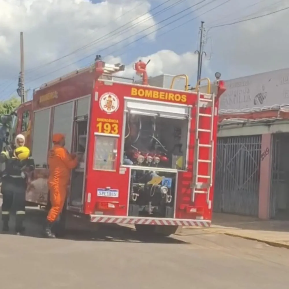 Incêndio atinge kitnet e mobiliza bombeiros em Primavera do Leste