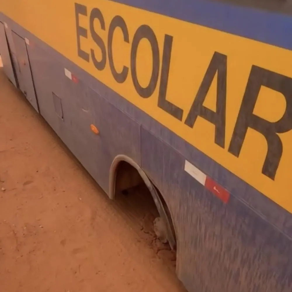 Roda de ônibus escolar se solta e gera revolta em Pontes e Lacerda