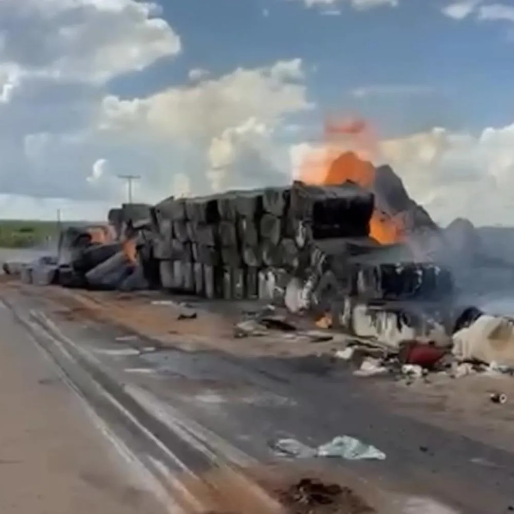 Incêndio após acidente causa bloqueio em rodovia entre Diamantino e Nobres