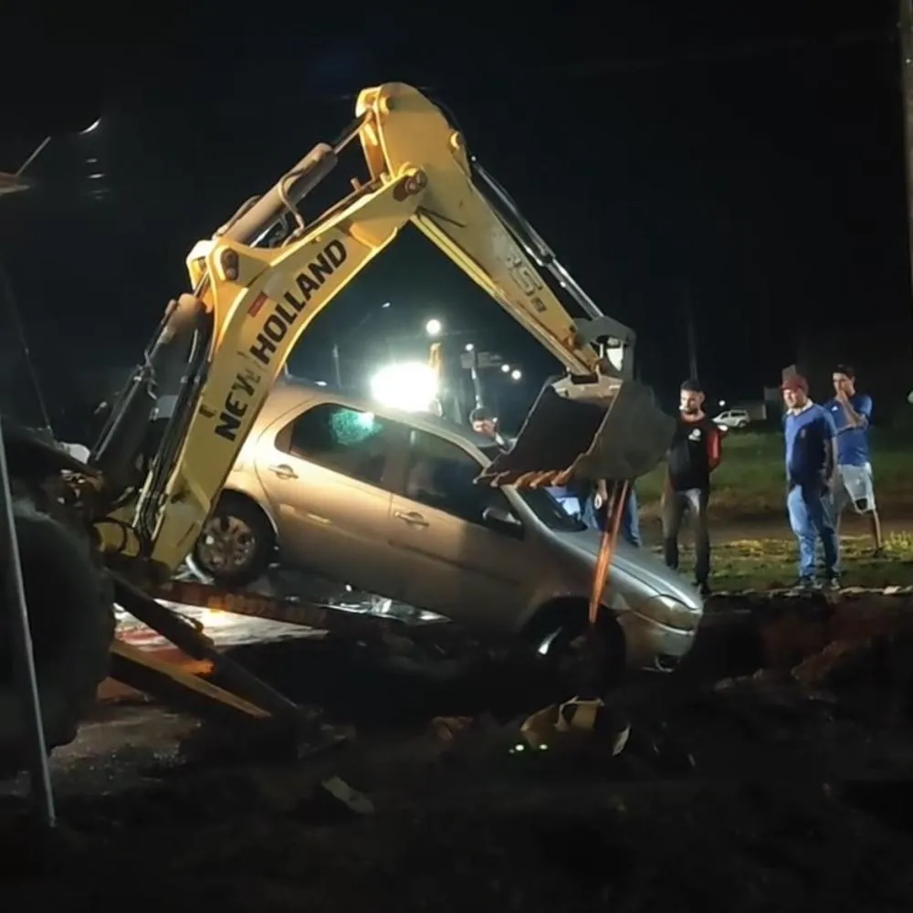 Carro é engolido por cratera após forte chuva em Primavera do Leste
