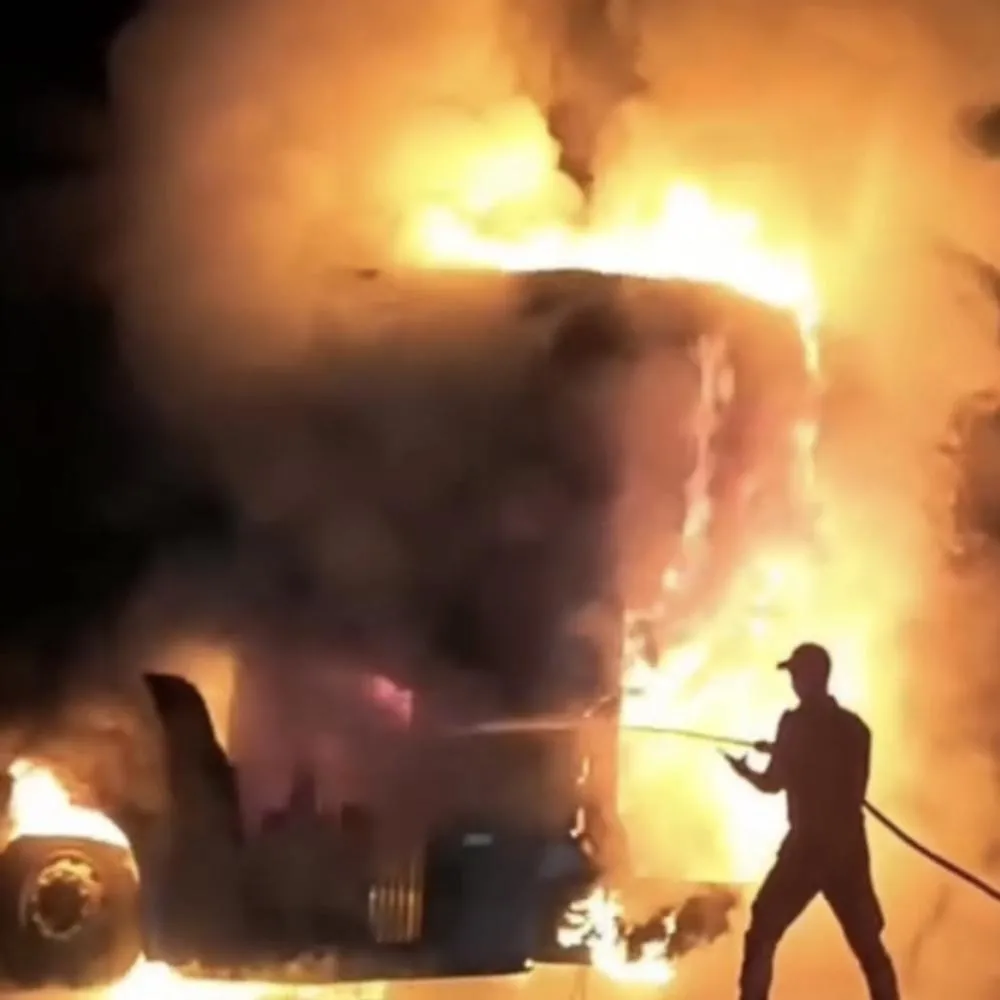 Em Nova Xavantina, ônibus pega fogo e mobiliza bombeiros
