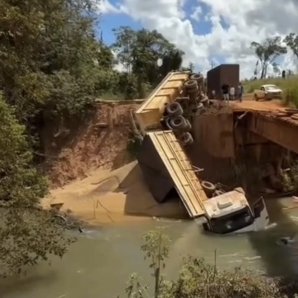 Caminhão cai em córrego e bloqueia trecho da MT-560, em Sorriso