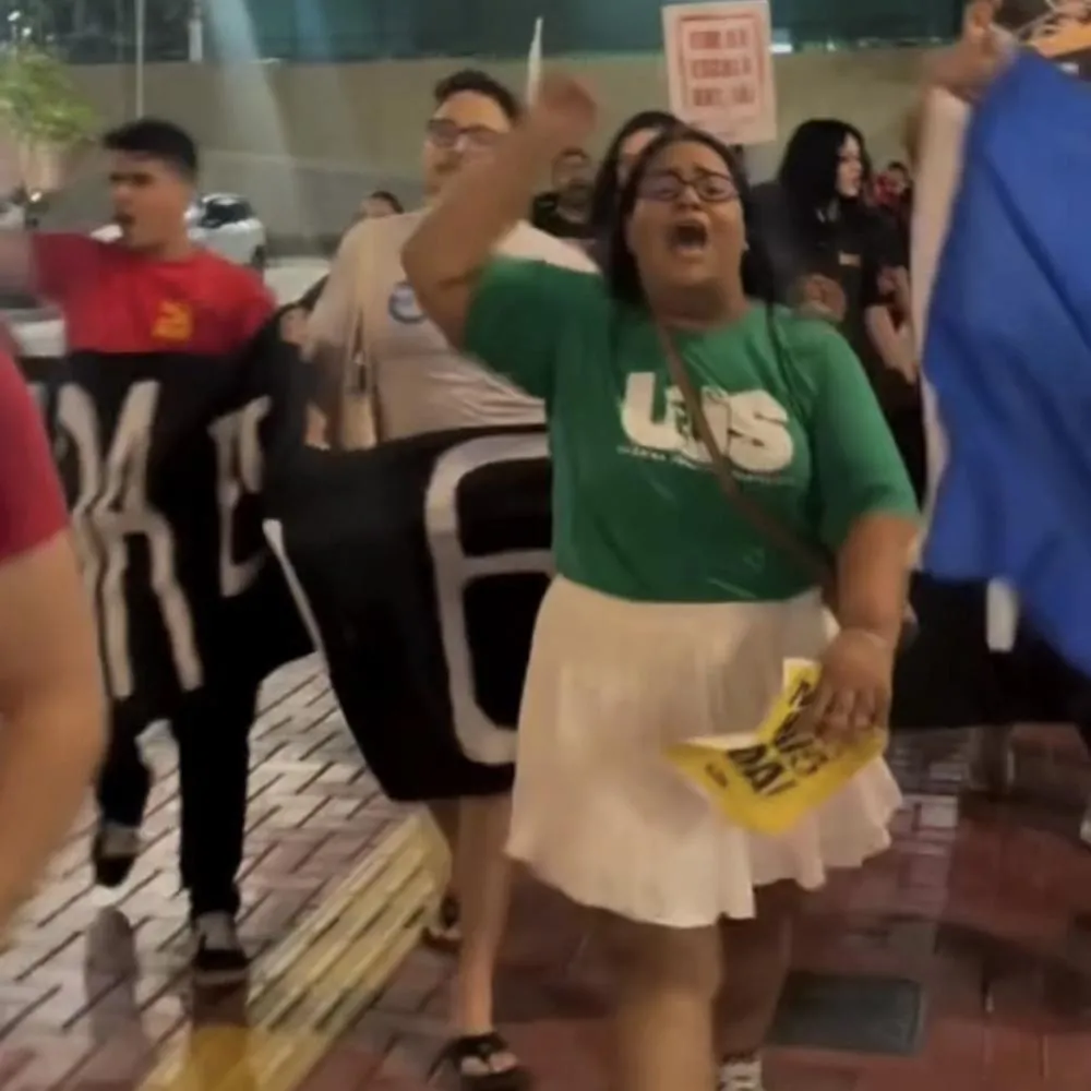 Manifestantes lotam praça de alimentação de shopping em Cuiabá 