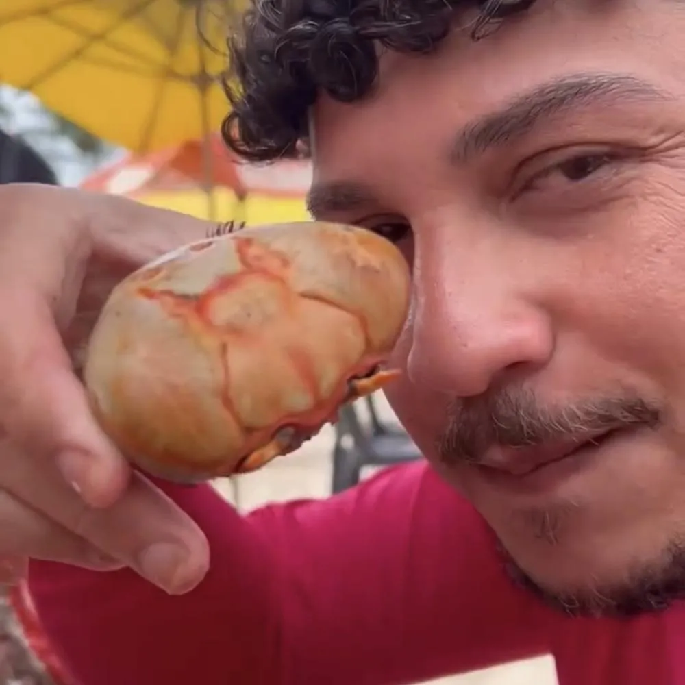 Turista de Várzea Grande morre após comer caranguejo em praia de Maceió