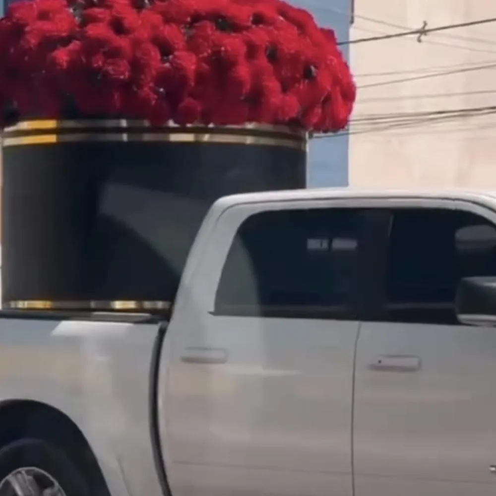 Caminhonete cheia de rosas vira destaque em Cuiabá