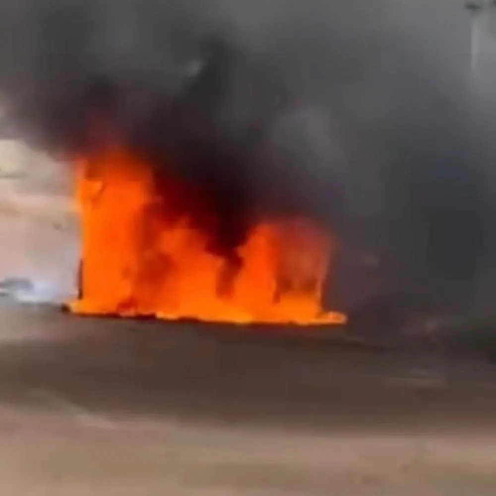 Carro pega fogo e fica totalmente destruído em Rondonópolis