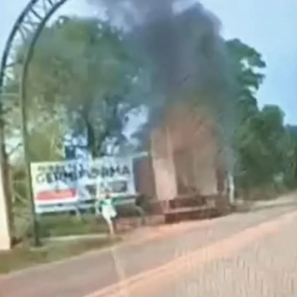 Carreta pega fogo e bois se soltam na MT-248