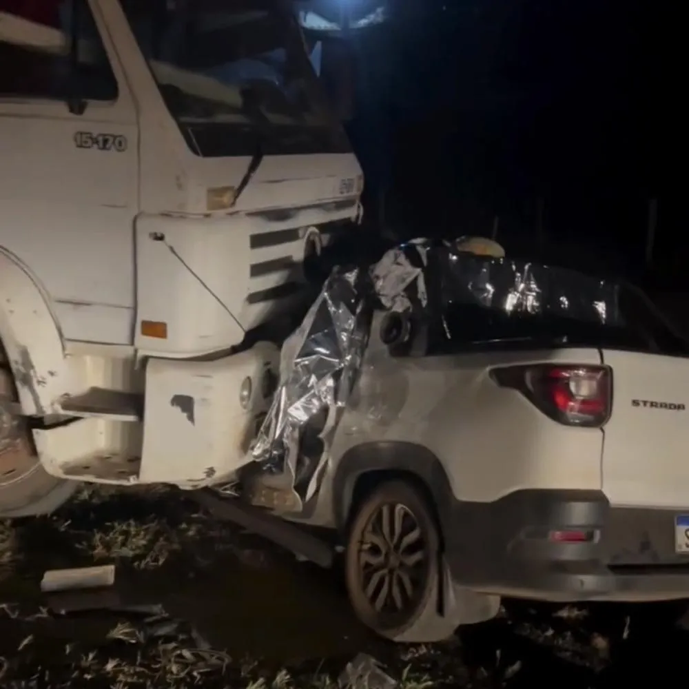 Colisão entre carro e caminhão deixa dois mortos na MT-130