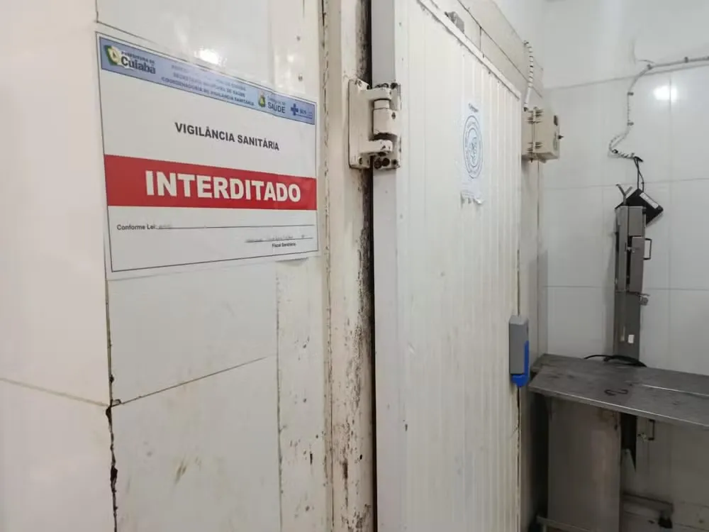 Vigilância Sanitária fecha açougue por risco à saúde em Cuiabá