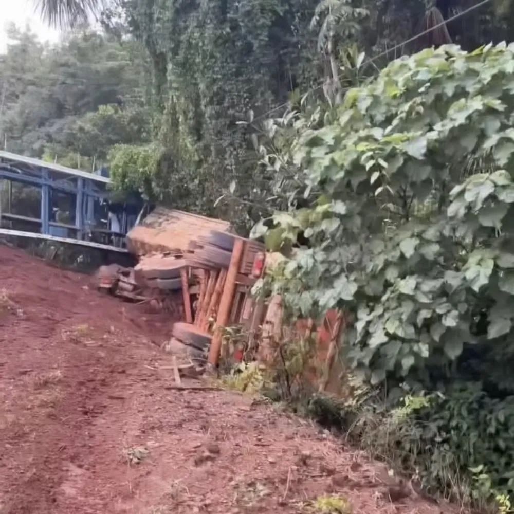 Acidente entre carretas deixa três feridos em Tangará da Serra
