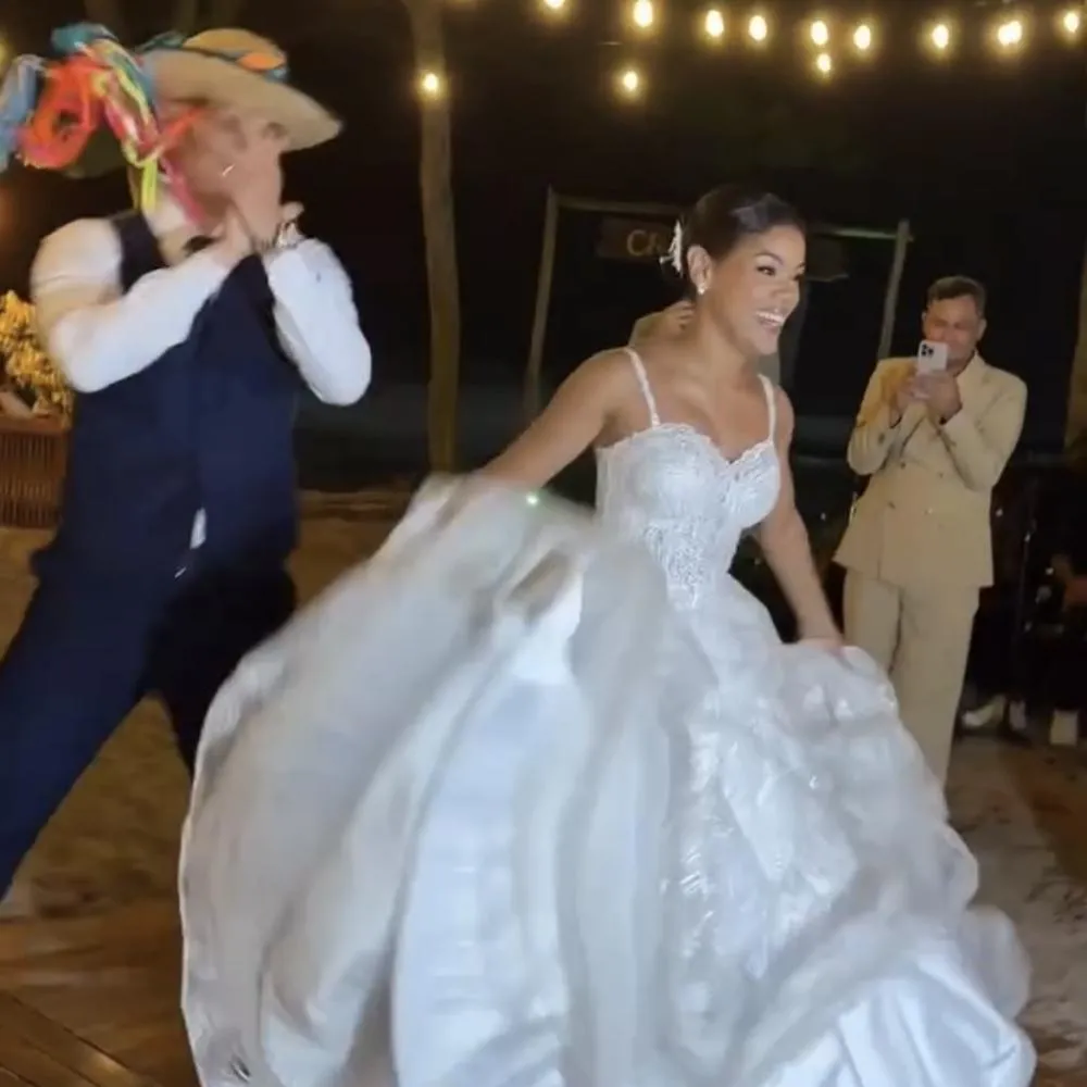 Noivos celebram união com dança típica de Mato Grosso