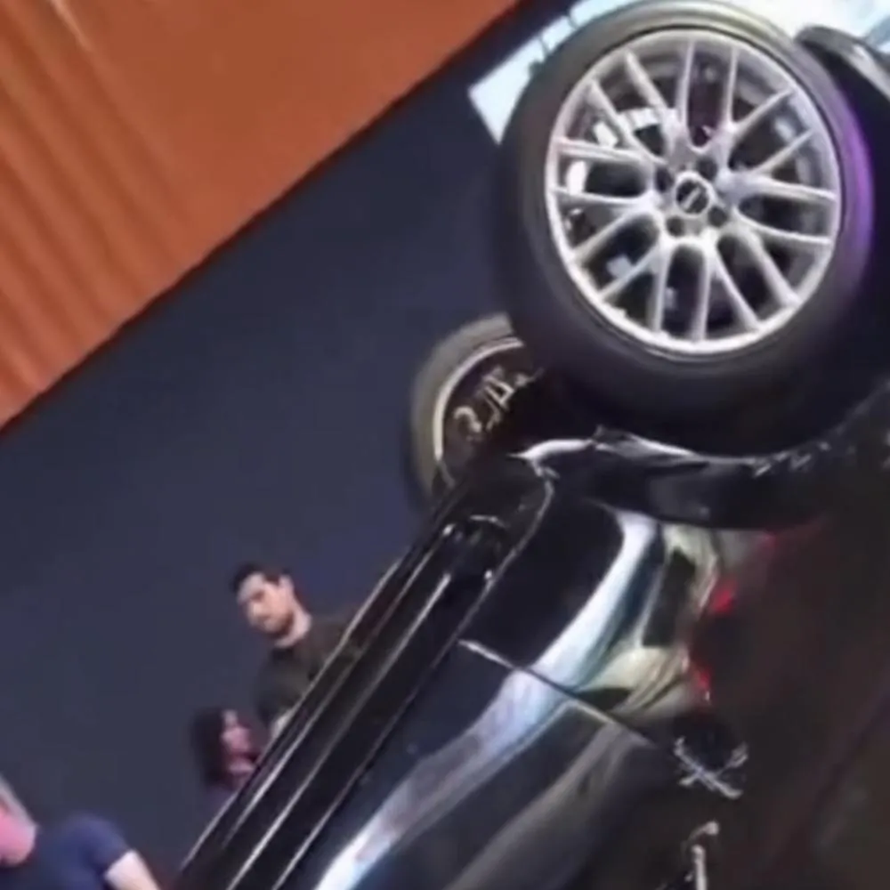 Mini Cooper capota após colidir na traseira de Corolla Cross em Rondonópolis