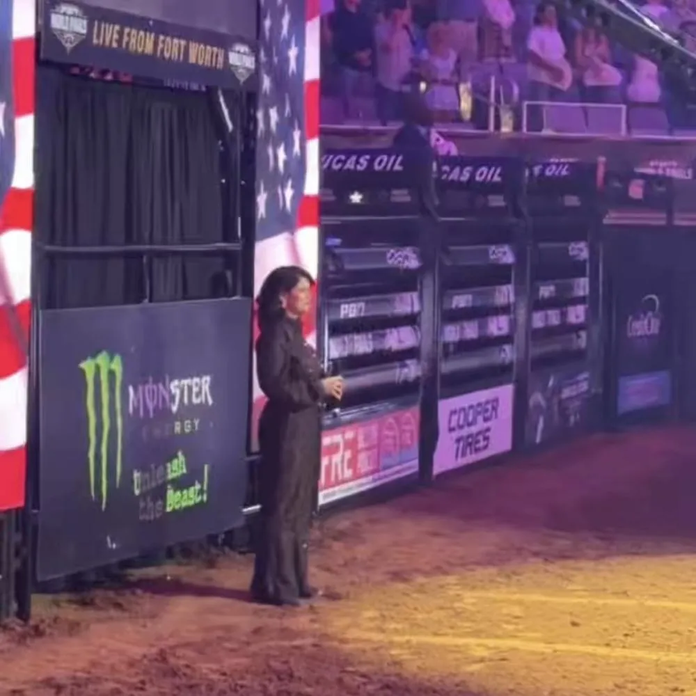 Mato-grossense canta hino dos EUA na final da PBR no Texas