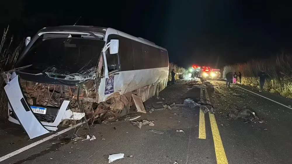 Colisão entre carro e micro-ônibus termina em tragédia em São José do Rio Claro