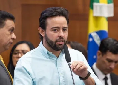 Júlio Campos questiona presença de Ulysses Moraes em cargo na ALMT