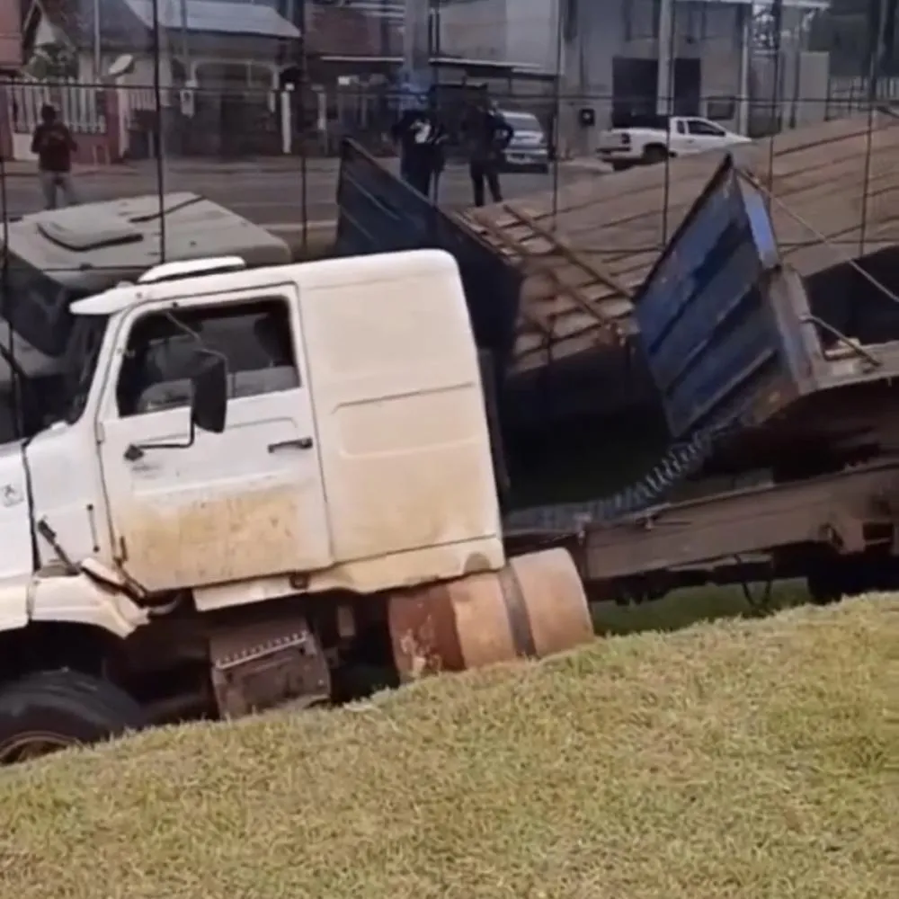 Carreta perde freio e atinge prédio da prefeitura em Nortelândia