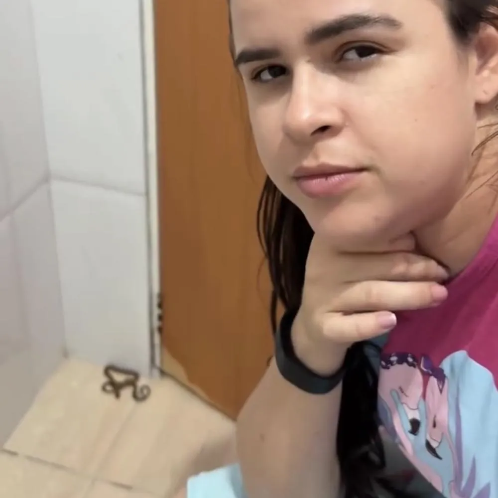 Jovem viraliza ao encontrar cobra dentro do banheiro em Santo Antônio de Leverger
