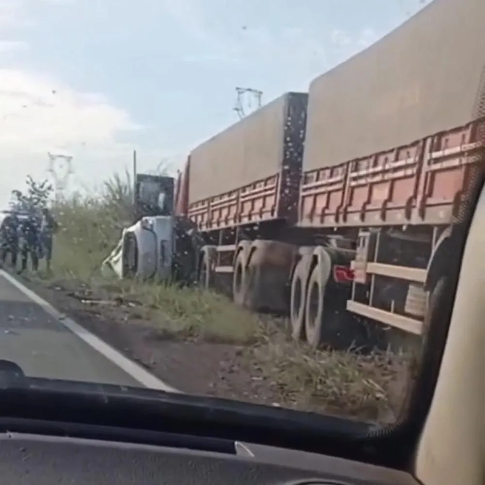 Colisão com carreta bitrem termina em tragédia na MT-010