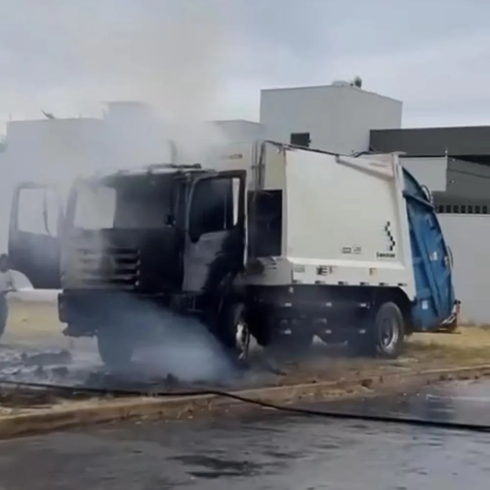 Caminhão de lixo pega fogo e mobiliza bombeiros em Sorriso
