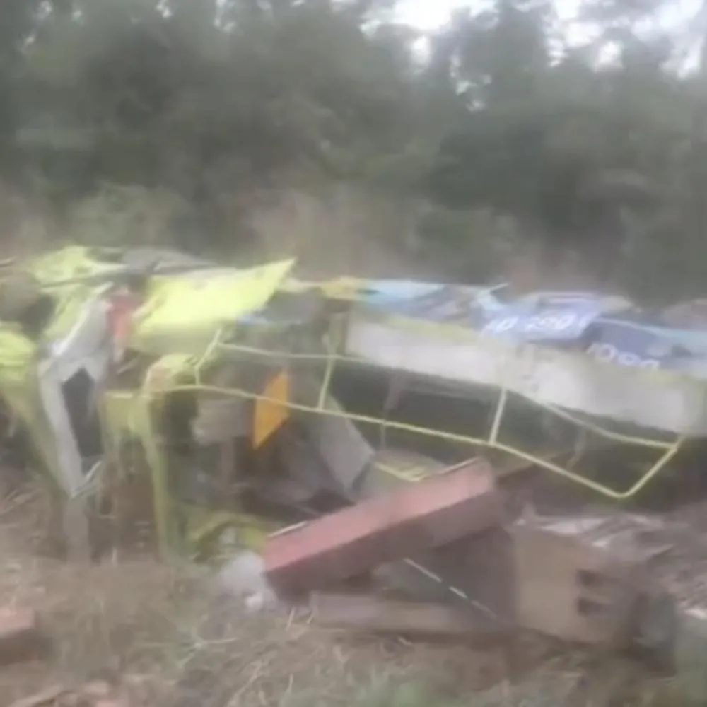 Motorista de guincho morre após carreta perder controle na Serra de São Vicente