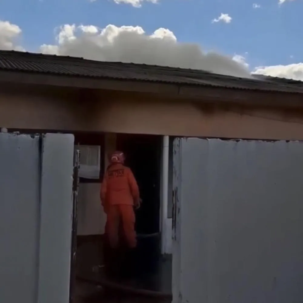 Após discussão com o pai, jovem incendeia casa da família em Sinop