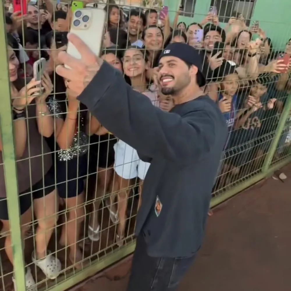 Zé Felipe atende fãs ao desembarcar em Diamantino