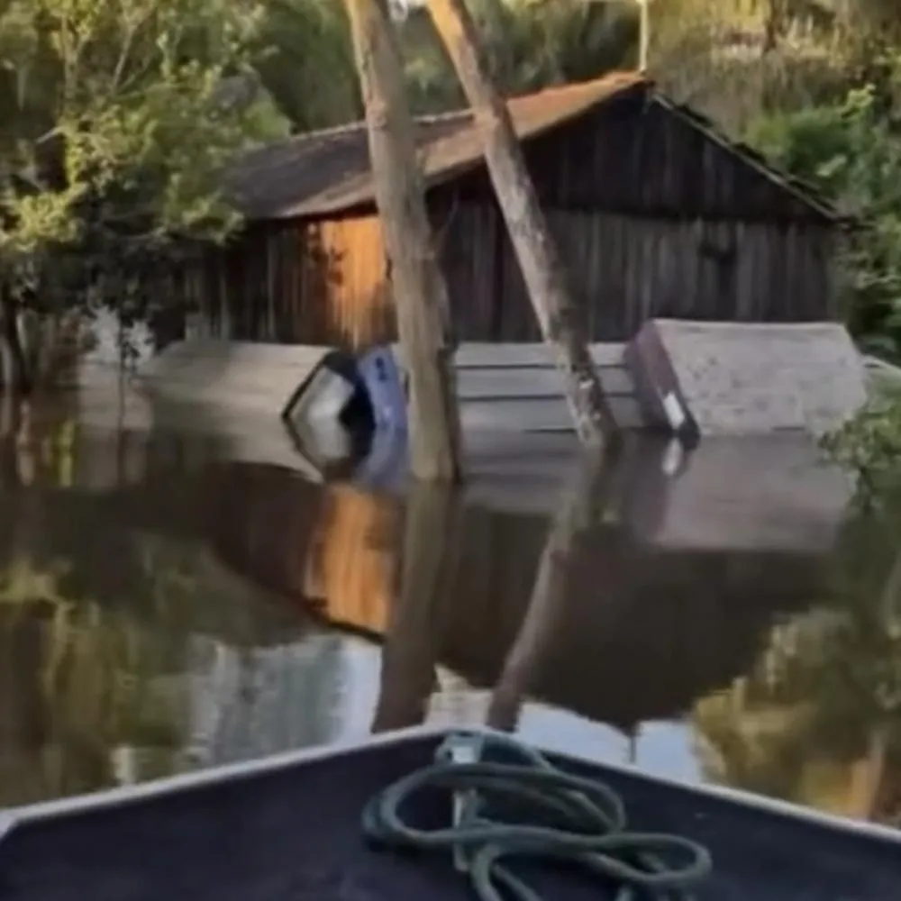 Nível do rio sobe e alcança metade de casas em área ribeirinha