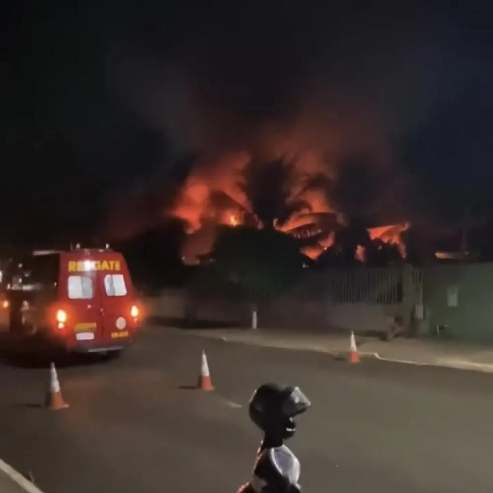 Incêndio mobiliza bombeiros e gera tensão no centro de Querência