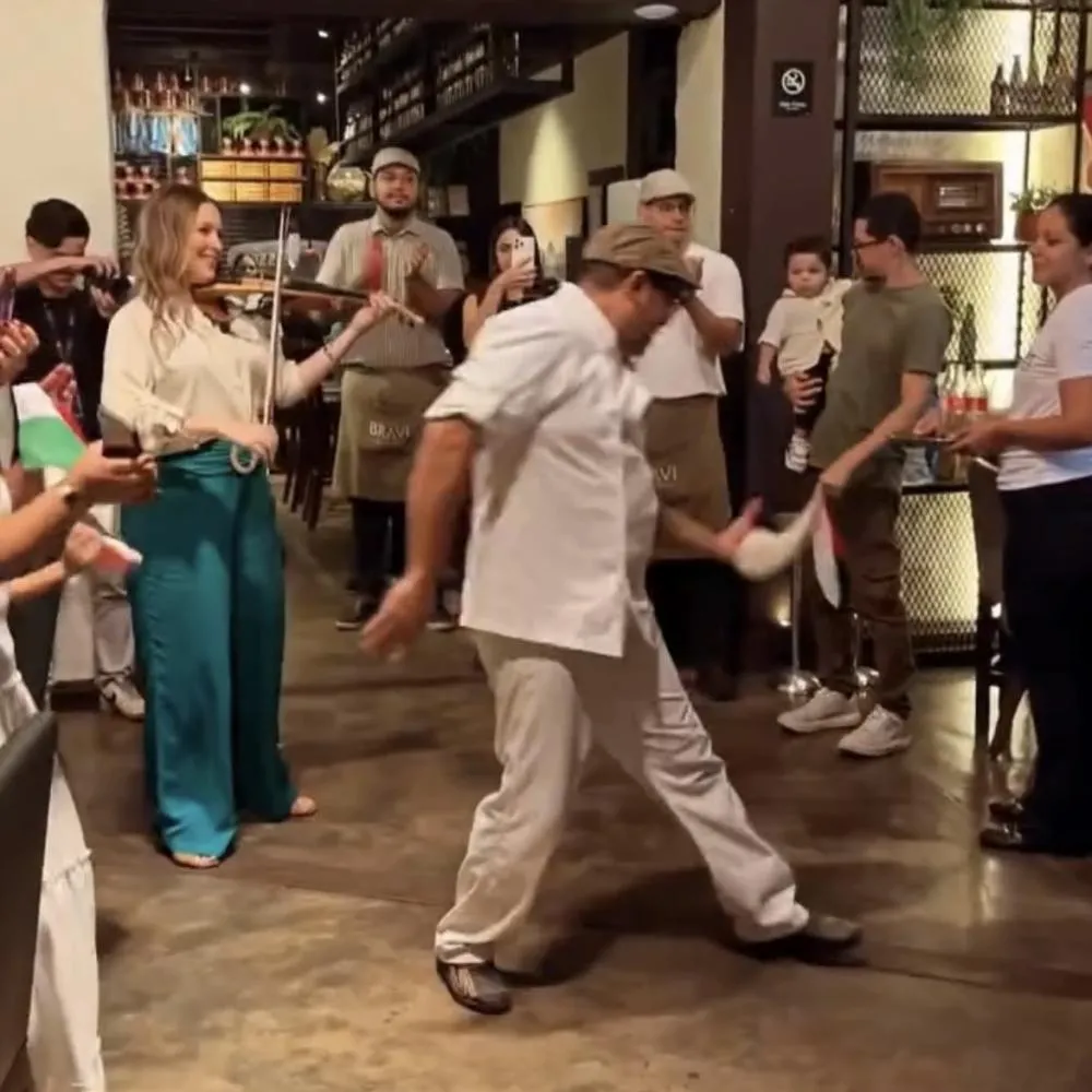 Pizzaiolo vira atração em restaurante de Cuiabá