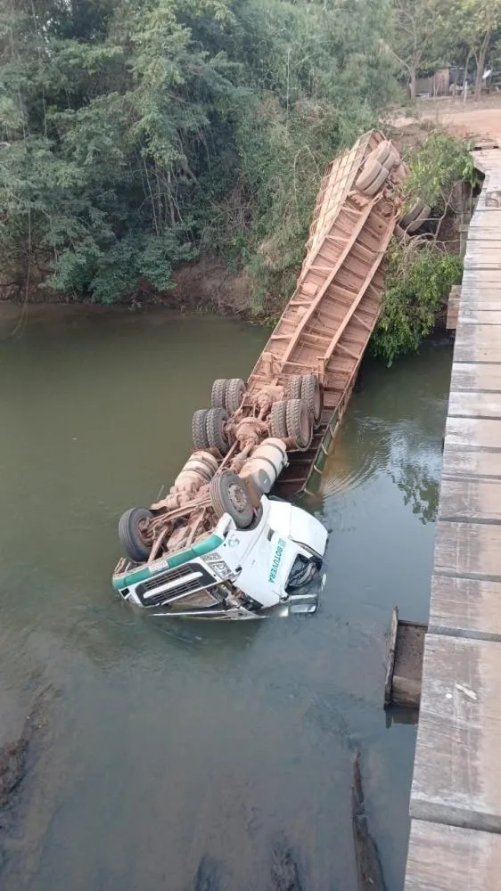 Motorista morre após carreta cair de ponte em Gaúcha do Norte