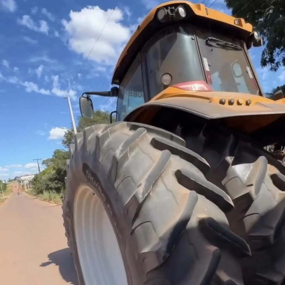 Produtora rural viraliza ao buscar filhas de trator em Nova Guarita