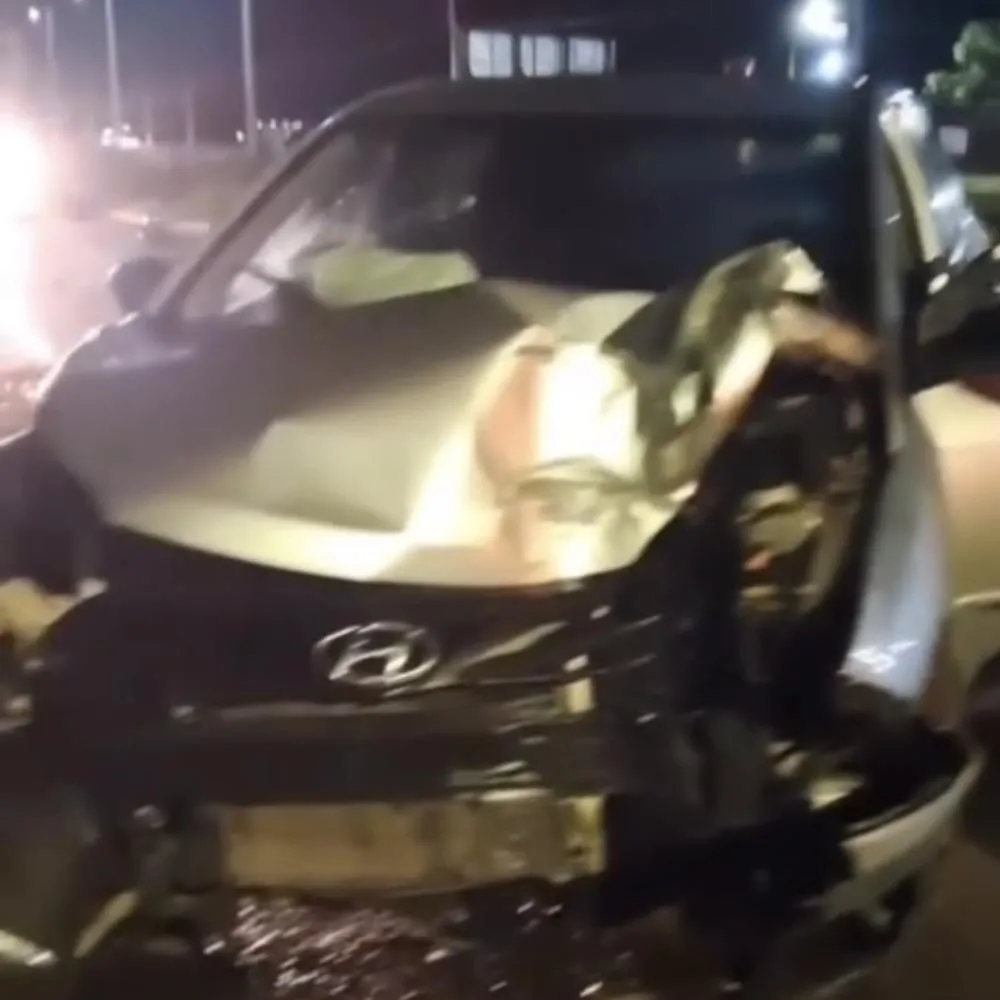 Carro bate em poste e interdita rodovia em Campo Verde