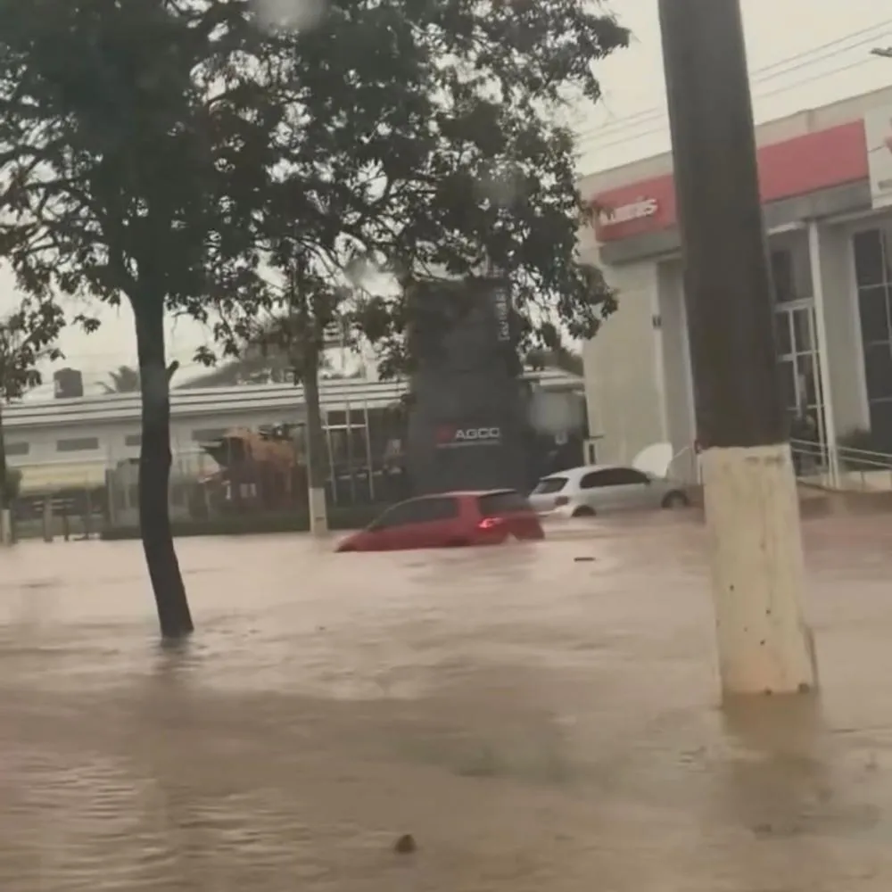 Ruas ficam inundadas após temporal em Campo Verde