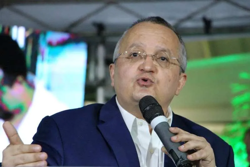 TRE-MT multa Pedro Taques em R$ 10 mil por publicações contra Mauro Mendes
