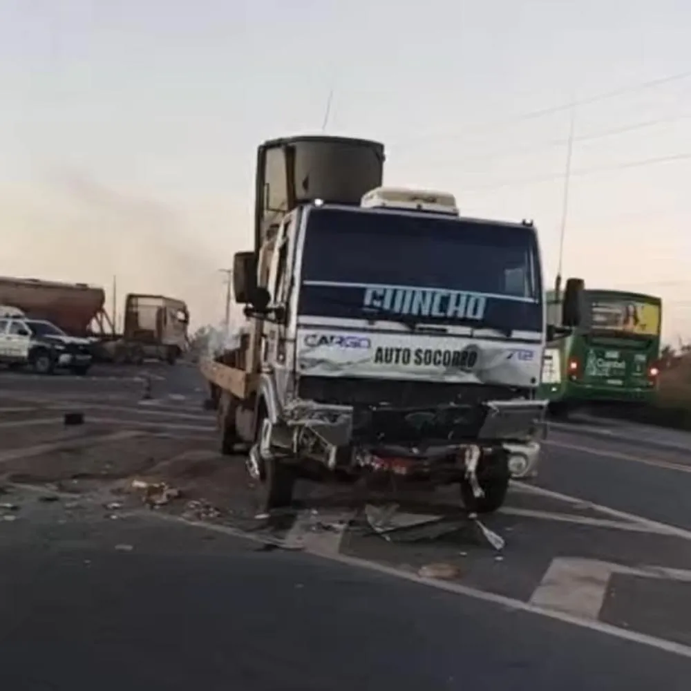 Colisão entre carro e caminhão-guincho termina com três mortes na MT-010