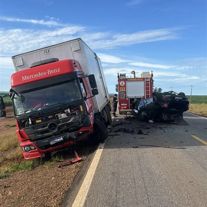 Grave acidente com três veículos mobiliza equipes de resgate