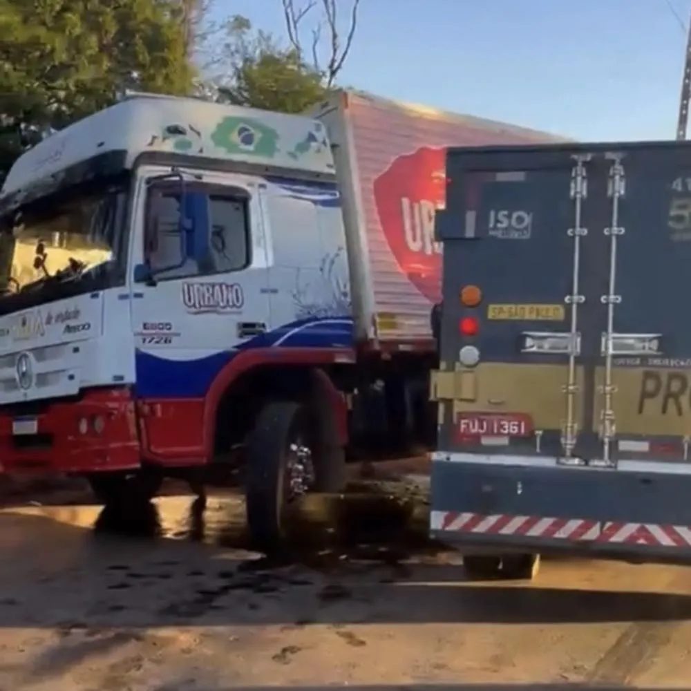 Colisão envolvendo carro-forte provoca bloqueio parcial de via