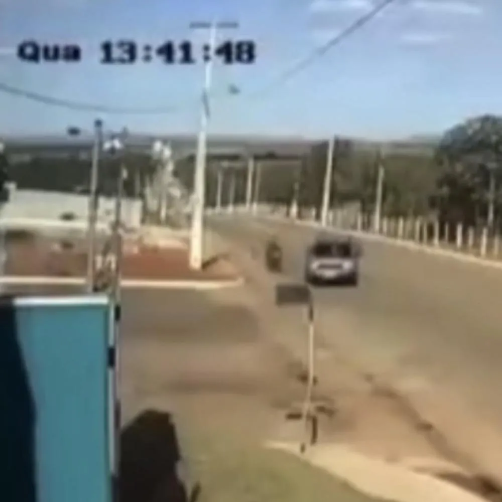 Jovem fica gravemente ferido após acidente entre moto e Jeep em Pedra Preta