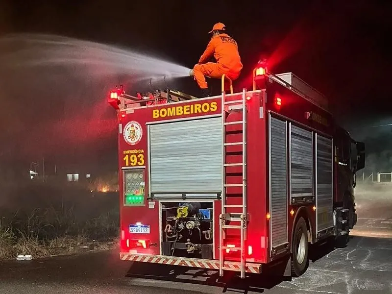 Residência é consumida pelo fogo durante a madrugada em Cárceres