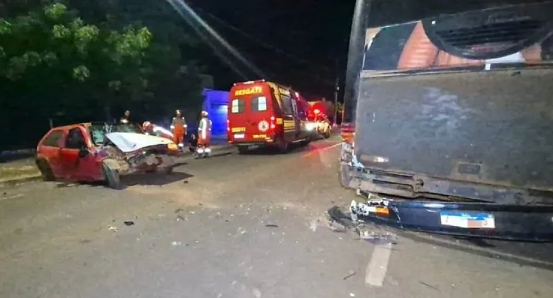 Mulher morre após carro atingir ônibus em Sinop
