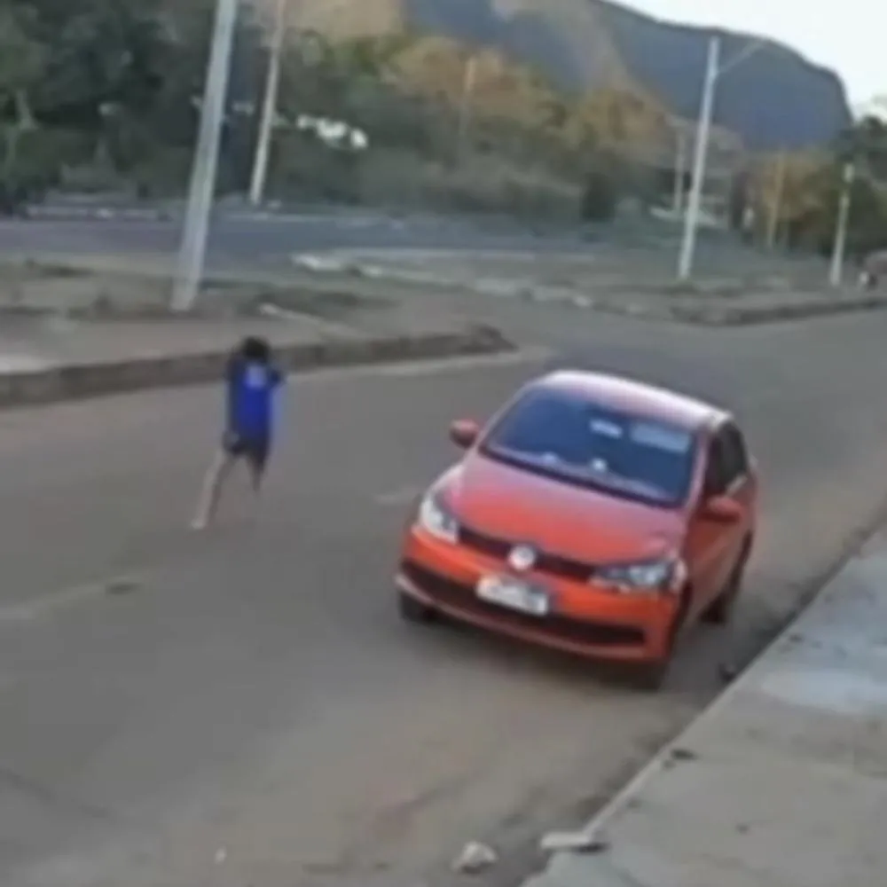 Câmera registra momento em que criança é atingida por carro em Barra do Garças